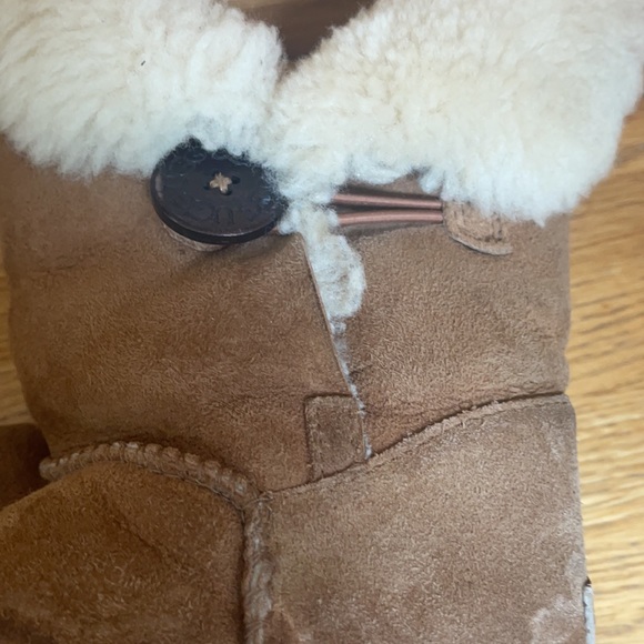 Ugg classic low boots size 7 - Picture 6 of 6